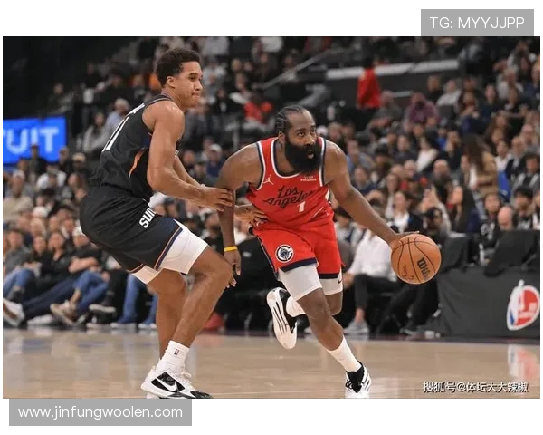 哈登谈球队首发阵容的优势与错位策略展现天赋异禀的潜力